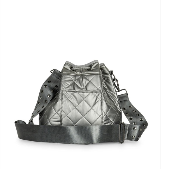 LINDSEY IRON PUFFER BUCKET BAG - Picture 4 of 7